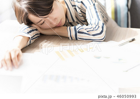 残業続きで睡眠障害の女性キャリアウーマン仕事中眠気に襲われるナルコレプシー倦怠感ブラック企業うつ病 46050993