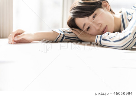 残業続きで元気がない女性キャリアウーマンブラック企業うつ病 46050994