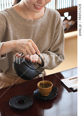 お茶を入れる 46051428