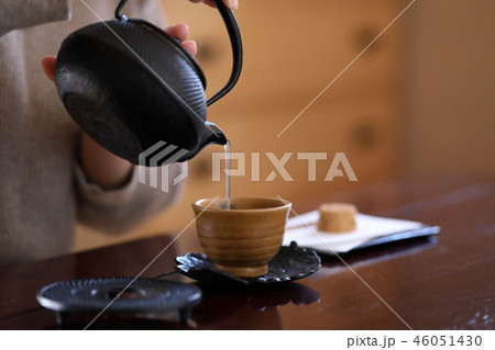 お茶を入れる 46051430