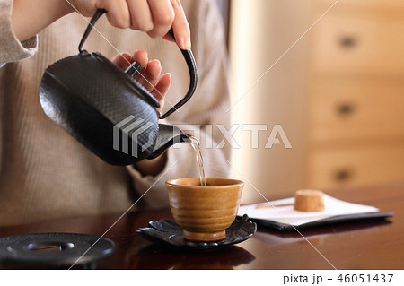お茶を入れる お茶を入れる 46051437