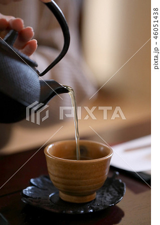 お茶を入れる お茶を入れる 46051438