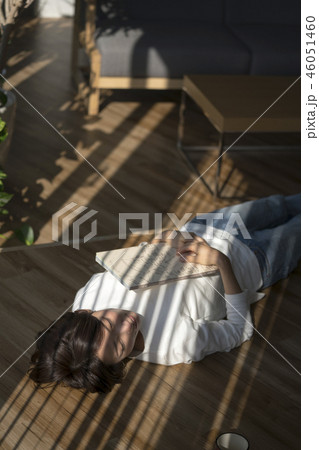 ブラインド越しの明かりで読書を楽しむ女性 ブラインド越しの明かりで読書を楽しむ女性 46051460