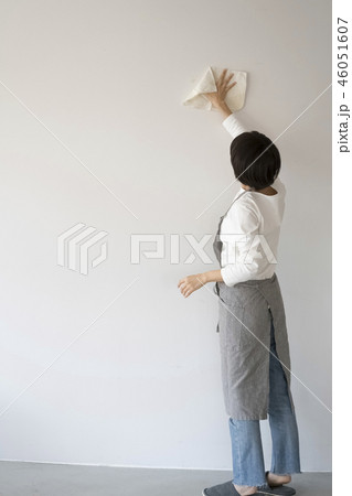 年末大掃除に張り切る綺麗好きな可愛い主婦 年末大掃除に張り切る綺麗好きな可愛い主婦 46051607