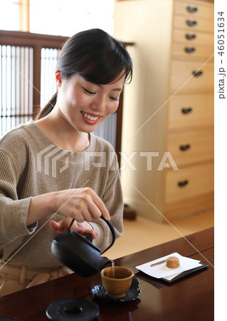 お茶を飲む女性 46051634