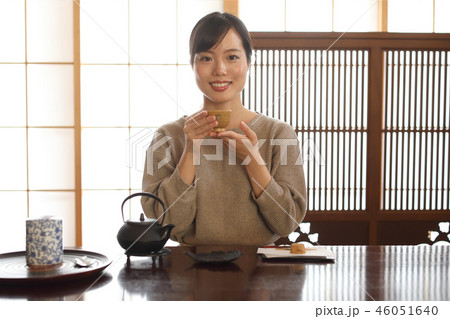 お茶を飲む女性 46051640