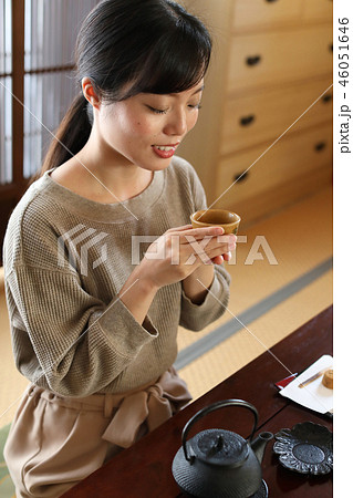 お茶を飲む女性 46051646
