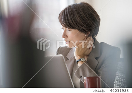 働き改革で活き活き頑張る女性キャリアウーマン 46051988