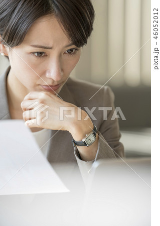 真剣な眼差しで仕事に集中する女性役員キャリアウーマン 46052012