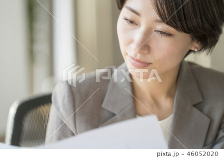 働き改革で活き活き頑張る女性キャリアウーマン 46052020