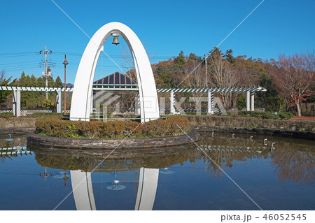 紅葉した湖畔庭園 鐘と噴水 紅葉した湖畔庭園 鐘と噴水 46052545
