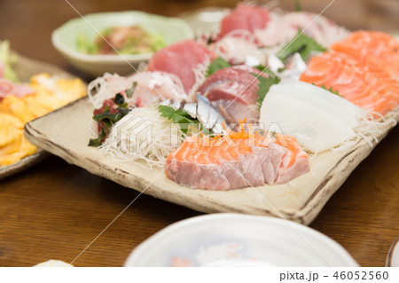 刺身の盛り合わせ 46052560