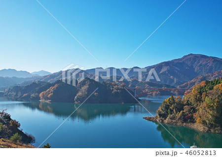 宮ケ瀬湖と紅葉 46052813