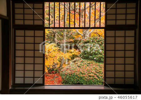 源光庵の紅葉、本堂「迷いの窓」 46055617
