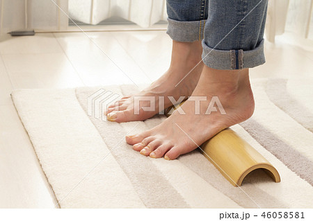 青竹踏みをする女性 46058581