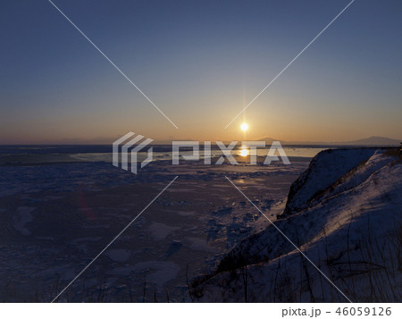 知床半島の向こうに上る朝日 46059126