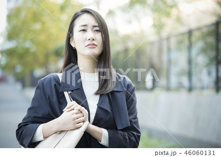 走るビジネスウーマン 走るビジネスウーマン 46060131