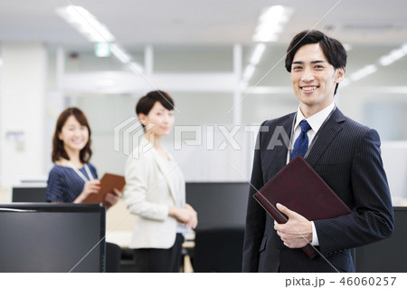 ビジネス オフィス ビジネスマン ビジネスウーマン ビジネス オフィス ビジネスマン ビジネスウーマン 46060257