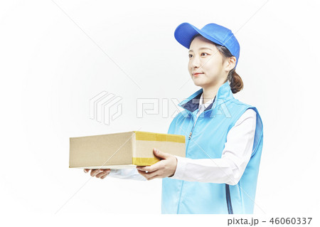 宅配便 配達員 紙箱 46060337