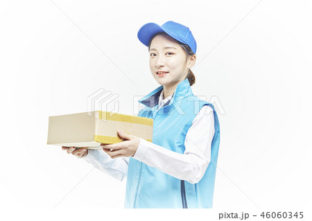 宅配便 配達員 紙箱 46060345