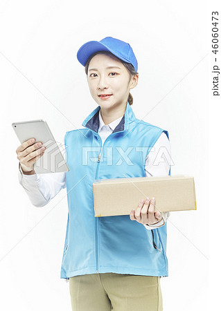 配達員 紙箱 若い女性 46060473
