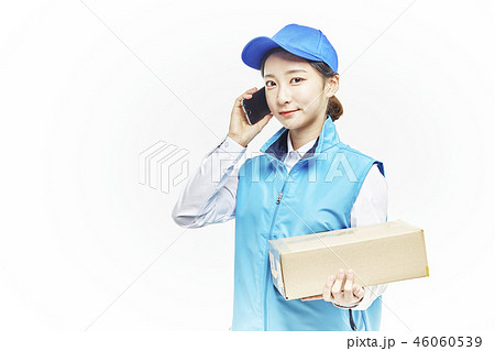 配達員 紙箱 若い女性 46060539