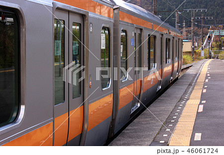 青梅線御嶽駅で行き違いのため上り電車を待つ下り電車の写真素材