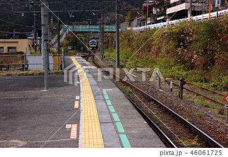 青梅線御嶽駅に入線する上り電車(1) 46061725