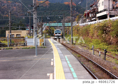 青梅線御嶽駅に入線する上り電車(2) 46061726