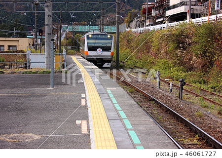 青梅線御嶽駅に入線する上り電車(3) 46061727