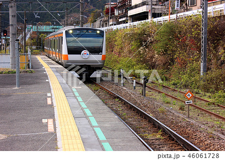 青梅線御嶽駅に入線する上り電車(4) 46061728