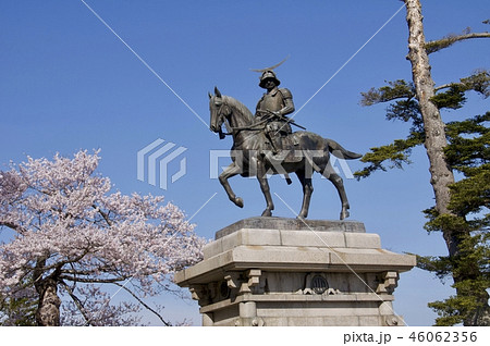 桜咲く青葉城址公園に立つ伊達政宗騎馬像 桜咲く青葉城址公園に立つ伊達政宗騎馬像 46062356