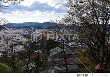 日本 岐阜県高山市 春の高山祭期間中 城山公園から見た高山市街地 中橋と民家と満開の桜 日本 岐阜県高山市 春の高山祭期間中 城山公園から見た高山市街地 中橋と民家と満開の桜 46062765