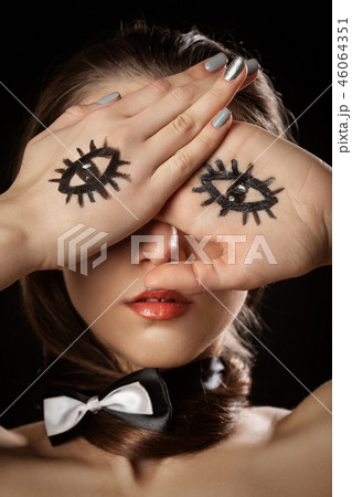 drawn eyes on palms 46064351