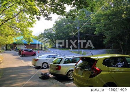 神奈川の西丹沢ビジターセンター前の駐車場 46064400