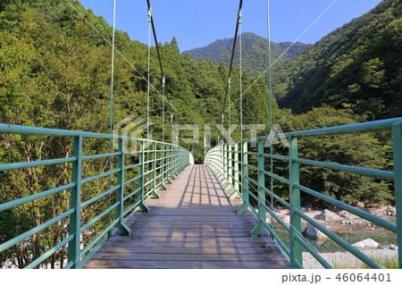 神奈川 西丹沢の畔ヶ丸への入り口、西丹沢公園橋を西丹沢ビジターセンター側から見る 46064401