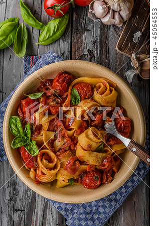 Tomato pasta basil 46064553