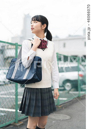 空を見上げる女子高生 46066070