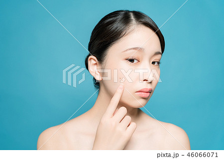 肌をチェックする女性 46066071