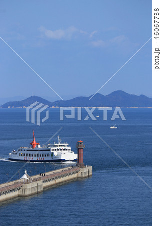高松港玉藻防波堤灯台と小豆島フェリー、備讃瀬戸の小豊島 高松港玉藻防波堤灯台と小豆島フェリー、備讃瀬戸の小豊島 46067738