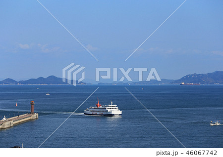 高松港玉藻防波堤灯台と高松港に入港する小豆島フェリー 46067742