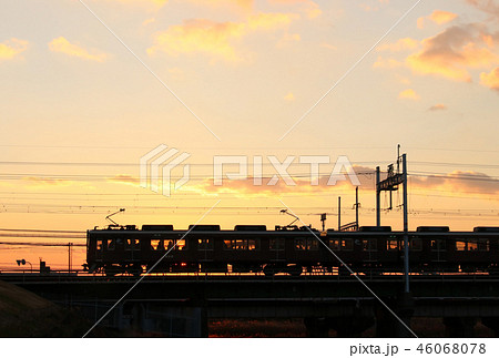 夕暮れの淀川を渡る阪急電車 46068078