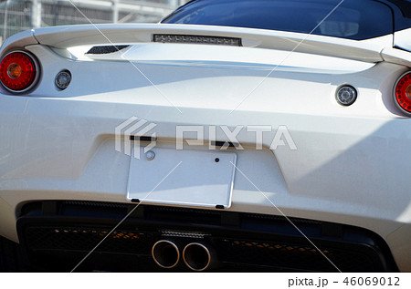 白いスポーツカーのバックショット 自動車 の写真素材