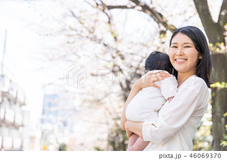 花見をするお母さんと赤ちゃん 46069370