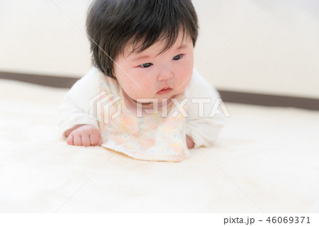 横たわる赤ちゃん 46069371