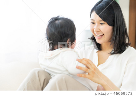 育児をするお母さん 46069372
