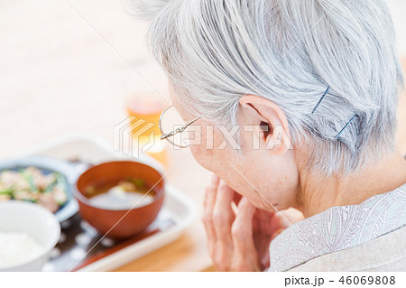 食事をするシニア　手を合わせて「いただきます」 46069808