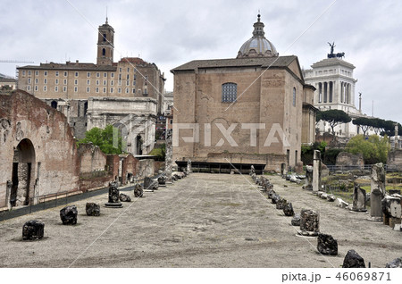 古代ローマ帝国の政治の中心フォロ・ロマーノに建つ帝政ローマ時代の元老院議事堂 46069871