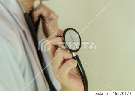 医者の診察 聴診器を手に持つ 46070173