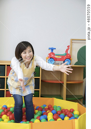 ボールプールに園児を呼ぶ保母さん ボールプールに園児を呼ぶ保母さん 46070559